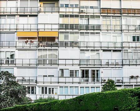 foto XAVIER CERVERA 05/06/2022 reportaje sobre robos en pisos en una zona de pedralbes comprendida x las calles González Tablas, Manuel Ballbè i l’avinguda Diagonal, Barcelona, la cosa es que al parecer los ladrones aprovechan los lados mas oscuros colarse en las casas x las ventanas, y la gente pues baja las persianas para evitarlo, y pone alarmas y cámaras, la gente de estos barrios es muy suya, así q tiraremos con unos frames de unas grabaciones de chorizos ,quizás las horas del crepusculo sean más dramáticas,