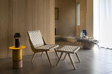 Diseño de André Ricard relanzado por Calma. Roble,  cuerda de celulosa reciclada en color natural