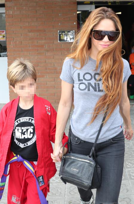 Shakira y su hijo Sasha a la salida de artes marciales