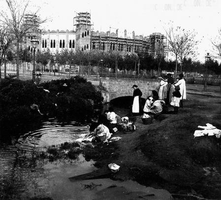 Año 1915, lavando ropa con agua procedente de la Acequia Condal en lo que hoy sería la Gran Via de Barcelona.