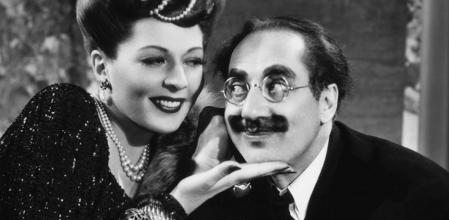 Groucho Marx en una escena de ‘Una noche en Casablanca’ (1946)