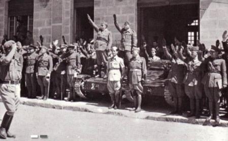 Los generales italiano y español en el desfile celebrado en Alicante tras la toma de la ciudad por las tropas franquistas.