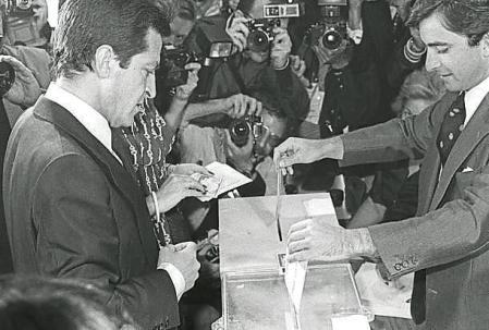 &nbsp;Adolfo Suárez acude a votar en las elecciones de 1977