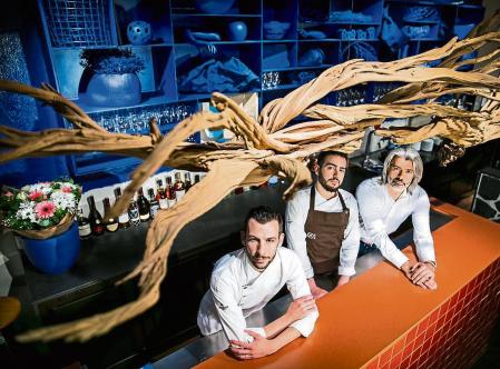 foto XAVIER CERVERA 08/06/2022 Nil Dulcet al frente del nuevo restaurante abierto ayer al publico Compartir, en carrer Valencia 225 ,Barcelona junto con Domenico Maglione (jefe d cocina ;con delantal) y Rodrigo Galvao (jefe d sala)