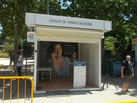 Recuerdo de Almudena Grandes presente en la 81 Feria del Libro de Madrid.