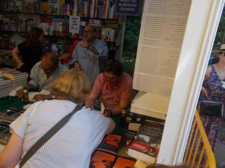 Luis García Montero firmando ejemplares.