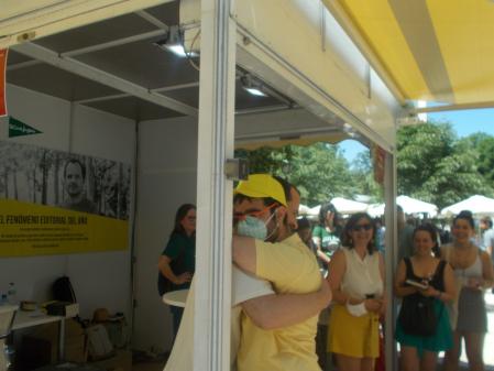 Emotivo abrazo entre el cómico Ángel Martín y un lector.