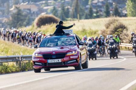 Los ciclistas rodando en pelotón compacto durante los primeros kilómetros.