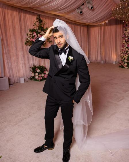 Sam Asghari posa con el velo de Britney