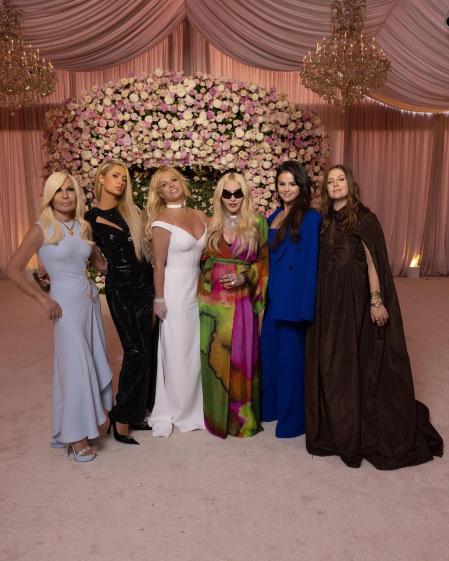 De izquierda a derecha: Donatella Versace, Paris Hilton, Britney Spears, Madonna, Selena Gomez y Drew Barrymore