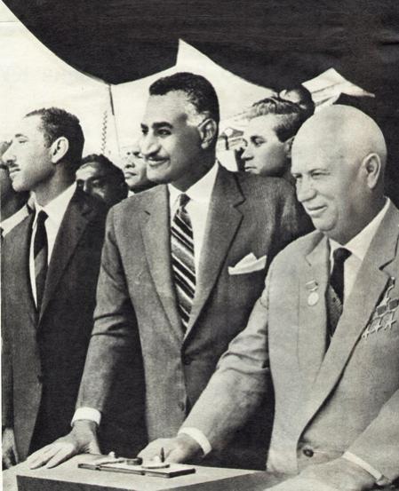 El presidente Gamal Abdel Nasser junto a Nikita Jrushchov durante las negociaciones para la construcción de la presa de Asuán (1956).