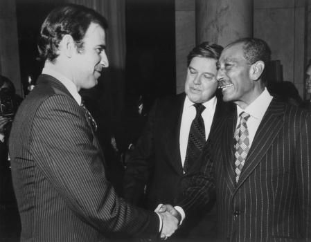 El presidente Sadat con el senador estadounidense Joe Biden.