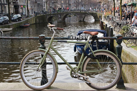 Los canales aguardan miles de bicis en sus lechos.
