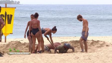 Kiko Matamoros, incapaz de desenterrarse en la arena de 'Supervivientes 2022'