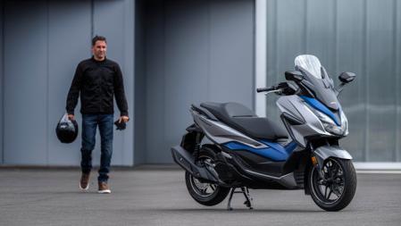 Apto para carnet A1 y B, se ofrece en rojo mate, gris perlado, azul mate y negro perla&nbsp;