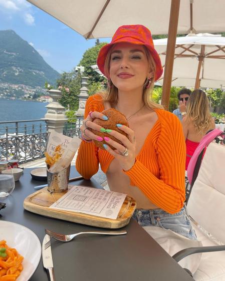 Chiara Ferragni con su manicura 'mismatched nails'