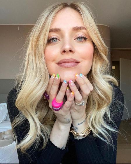 Chiara Ferragni con su manicura francesa con nubes