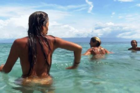 'El programa de Ana Rosa' ironiza con el nudismo en 'Supervivientes'