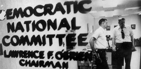 Policías y operarios telefónicos revisan las oficinas del Partido Demócrata en el edificio Watergate tras el arresto de cinco intrusos en junio de 1972.