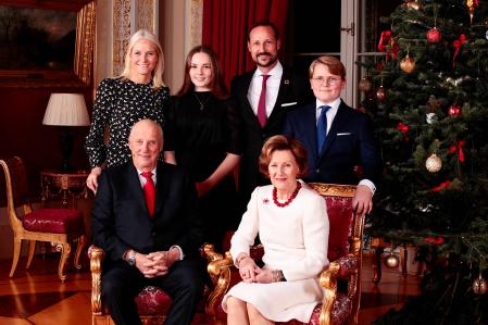 Los reyes de Noruega, Harald y Sonia, con los príncipes herederos, Haakon y Mette Marit,  y sus hijos, Ingrid Alexandra y Sverre Magnus