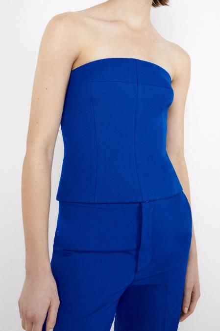 Bustier de escote recto y costuras marcadas (29,95 euros)