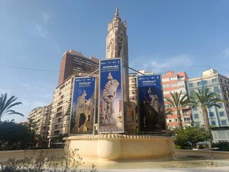 La fuente de Luceros, protegida para evitar desperfectos causados por la mascletá.