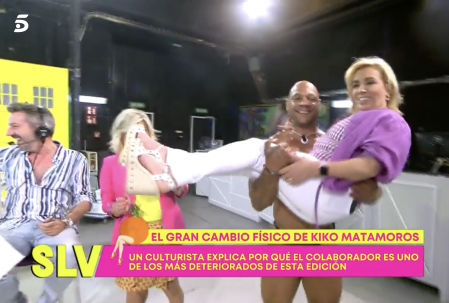 'Sálvame': Momento en que el culturista coge en brazos a Carmen Borrego