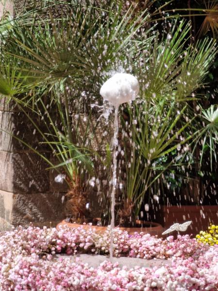 Ou com balla en el patio del Museu Frederic Marès.