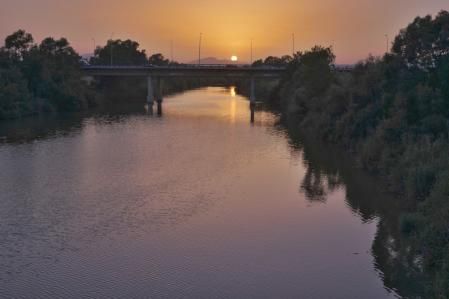 Calima sobre el río Guadalhorce en Málaga.