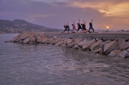 Haciendo ejercicio de buena mañana en el espigón de Fuengirola bajo un cielo de calima.