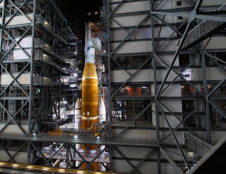 El cohete SLS, en un hangar del Centro Espacial Kennedy