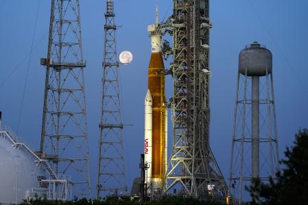 El cohete SLS y su destino, la Luna, el 15 de junio en la torre de lanzamiento del Centro Espacial Kennedy en Florida