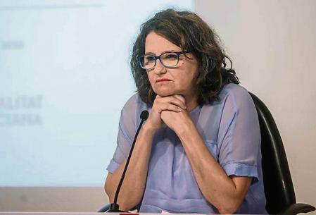 La vicepresidenta de la Generalitat Valenciana y portavoz del Consell, Mónica Oltra, durante una comparecencia tras la reunión del Pleno del Consell, en el Palau del Marqués de Castellfort, a 17 de junio de 2022, en Valencia, Comunidad Valenciana (España). Durante su comparecencia, Oltra ha descartado dimitir tras su imputación por el presunto encubrimiento de los abusos de su exmarido a una menor tutelada, de 14 años, entre los años 2016 y 2017. Su declaración se produce un día después de conocer su imputación por la que declarará el próximo 6 de julio. 17 JUNIO 2022;OLTRA;ENCUBRIMIENTO;ABUSO;IMPUTADA Rober Solsona / Europa Press 17/06/2022