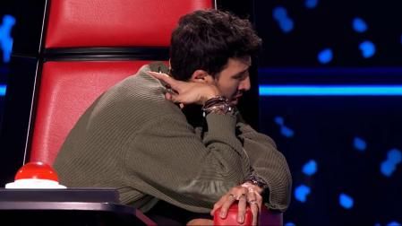 Mientras sus compañeros disfrtaban de la actuación, Sebastian Yatra rompió a llorar al recordar momentos que está viviendo