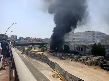 La impresionante columna de humo negro
