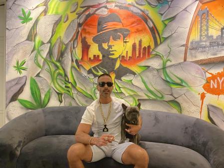 Lon­ny (con Bugsy) es el “abogado de la calle” que dejó el Derecho por el cannabis