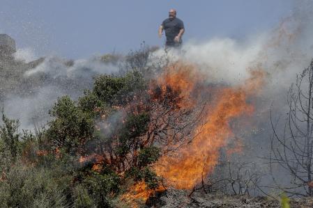 Vista de los trabajos para extinguir el fuego en la localidad de San Martín de Unx, en Navarra