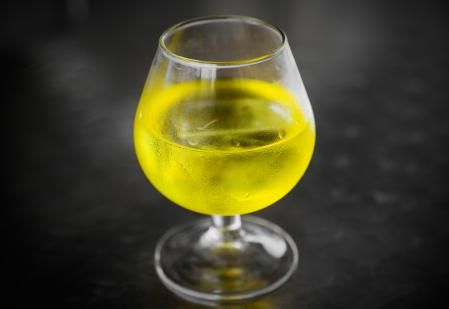 El orujo de hierbas, con una graduación de entre 38 y 60 grados, es uno de los licores más populares en España