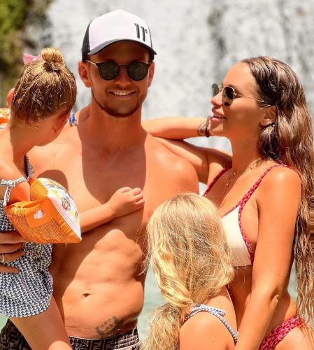 Ivan Rakitic con su esposa y sus hijas en Eivissa