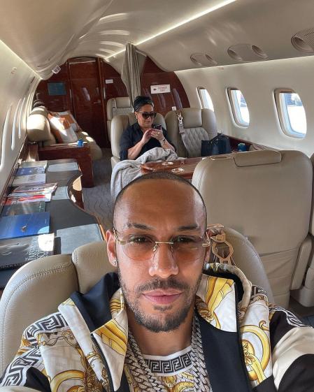 Aubameyang, en su jet privado, con su madre al fondo