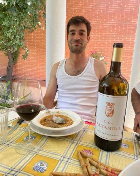 Manu Trigueros se come un cocido en camiseta de tirantes