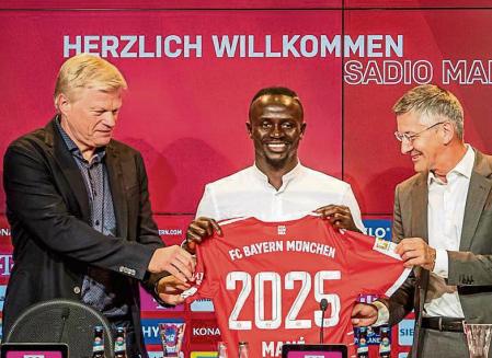 Munich (Germany), 22/06/2022.- Sadio Mane (C) poses with the team's shirt with Bayern Munich CEO Oliver Kahn (L) and Bayern Munich Chairman of the Supervisory Board Herbert Hainer at a press conference during his presentation as a new signing for Bayern Munich, Munich, 22 June 2022. The Senegalese international left Liverpool FC after six years to join the German champions on a three-year contract. (Alemania) EFE/EPA/MARTIN DIVISEK