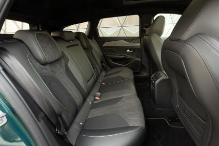 Los asientos traseros pueden plegarse en proporción 40/20/40; la maniobra se ejecuta cómodamente gracias al Magic Handle&nbsp;