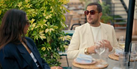 Àlex Agulló, protagonista y productor, en una escena del capítulo 3 de 'First class'