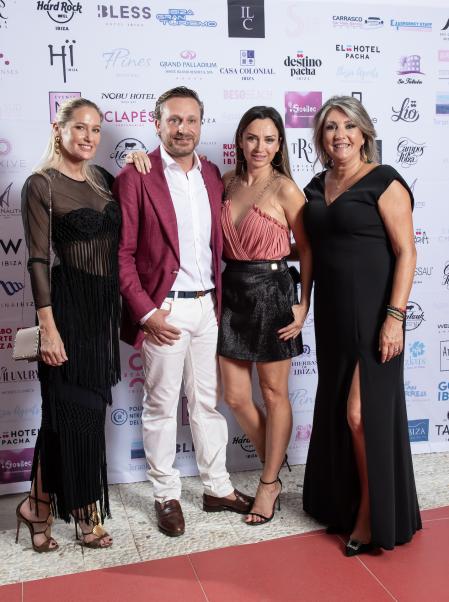 Fiona junto a Juan Peña y su esposa, Sonia González, con Nuria Moreno, de Ibiza Luxury Destination.