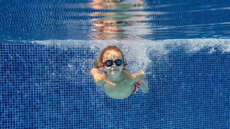 La gafas de natación protegen nuestros ojos