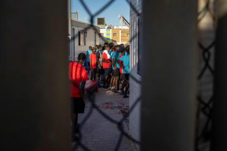 Algunos migrantes hacen cola en el centro temporal para migrantes y solicitantes de asilo de Melilla