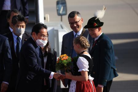 Fumio Kishida, primer ministro de Japón, recibe flores a su llegada al aeropuerto de Múnich