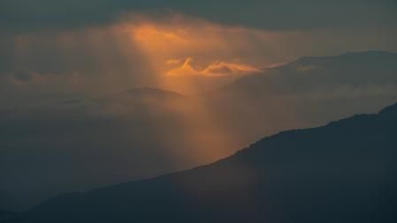 Empieza el día con nubes bajas en la Collada de Bracons.
