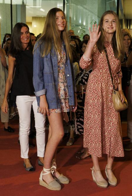 Leonor, junto a su hermana Sofía y detrás, la reina Letizia